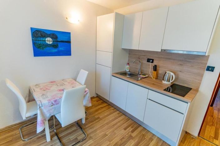 Image No.13-10 Bed Property for sale