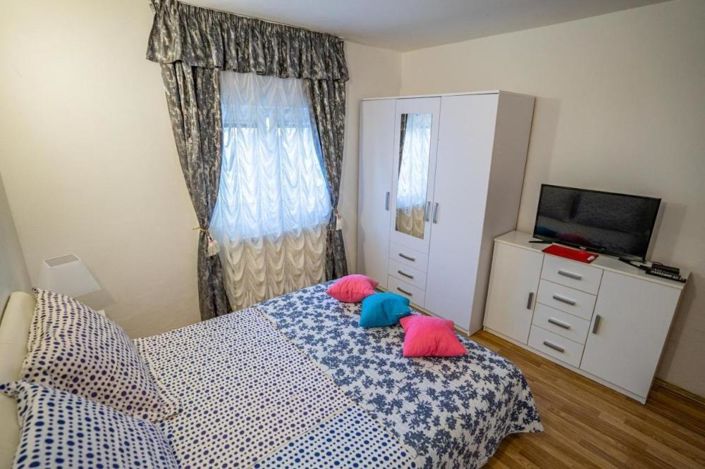 Image No.14-10 Bed Property for sale