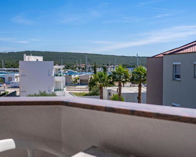 Image No.15-10 Bed Property for sale