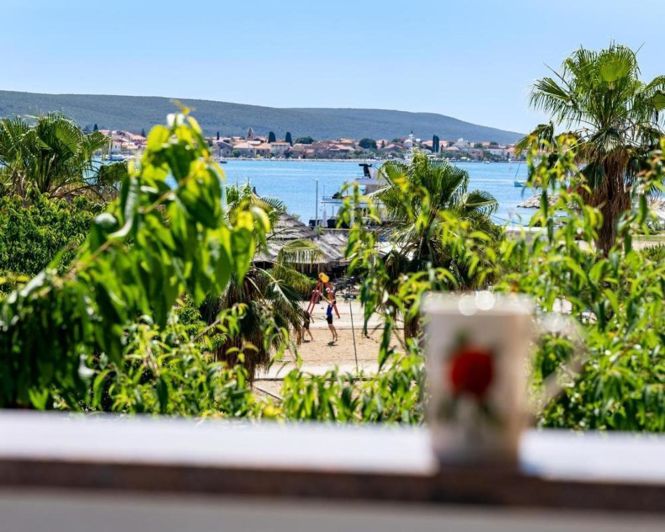 Image No.17-10 Bed Property for sale