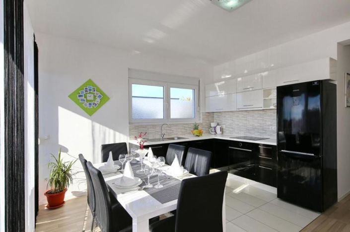 Image No.12-6 Bed Property for sale