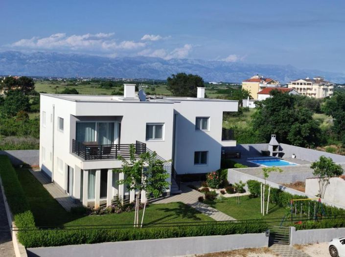 Image No.17-6 Bed Property for sale