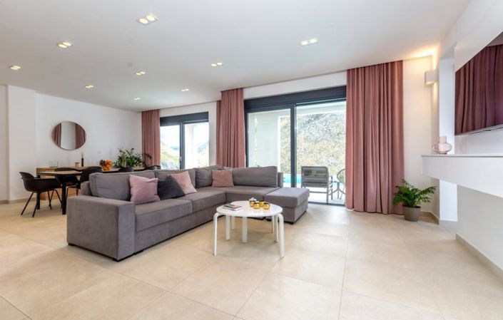 Image No.14-4 Bed Property for sale