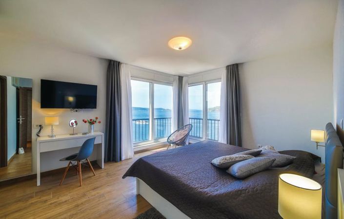 Image No.16-5 Bed Property for sale