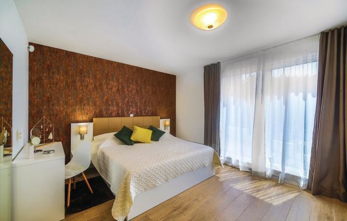 Image No.8-5 Bed Property for sale