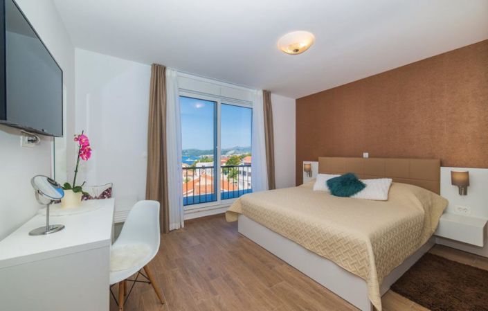 Image No.9-5 Bed Property for sale