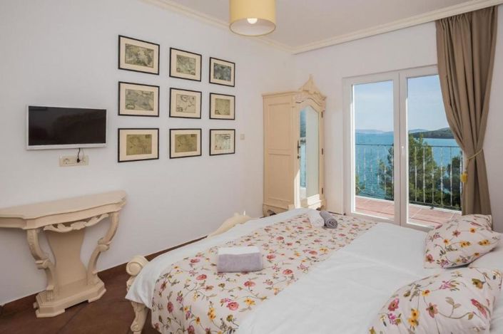 Image No.17-5 Bed Property for sale