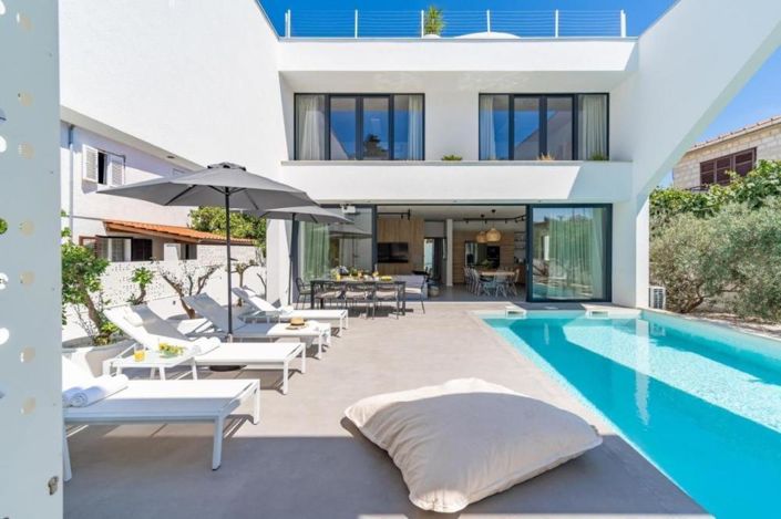 Image No.1-5 Bed Property for sale
