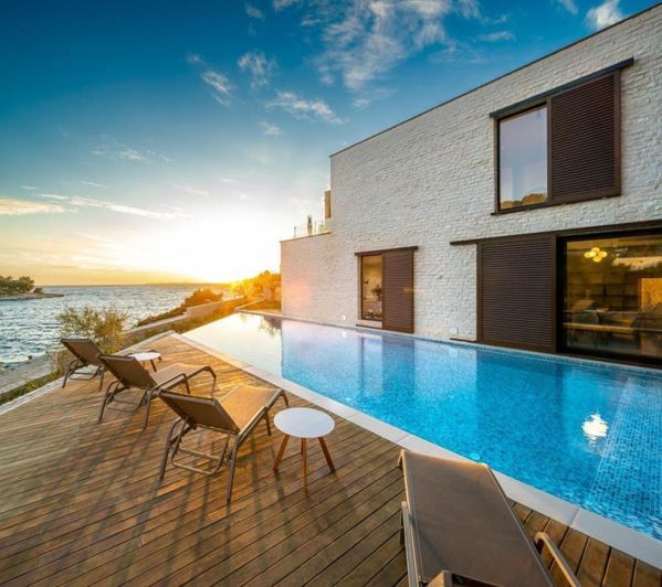 Image No.1-6 Bed Property for sale
