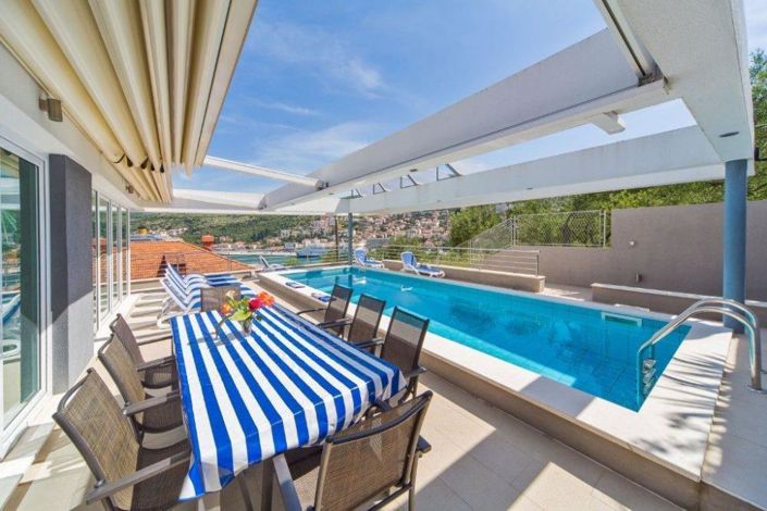 Image No.1-4 Bed Property for sale