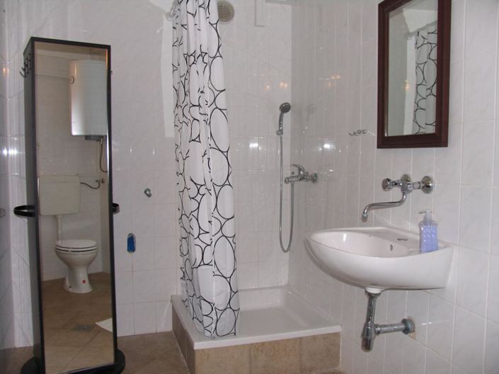 Image No.7-8 Bed Property for sale