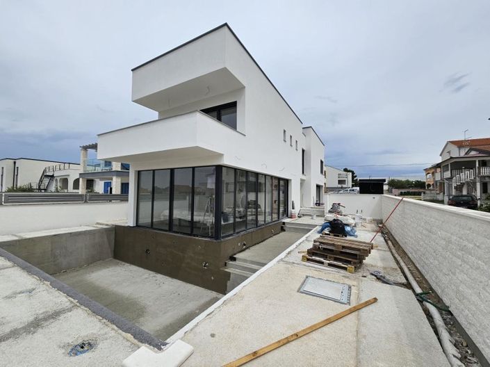 Image No.1-4 Bed Property for sale