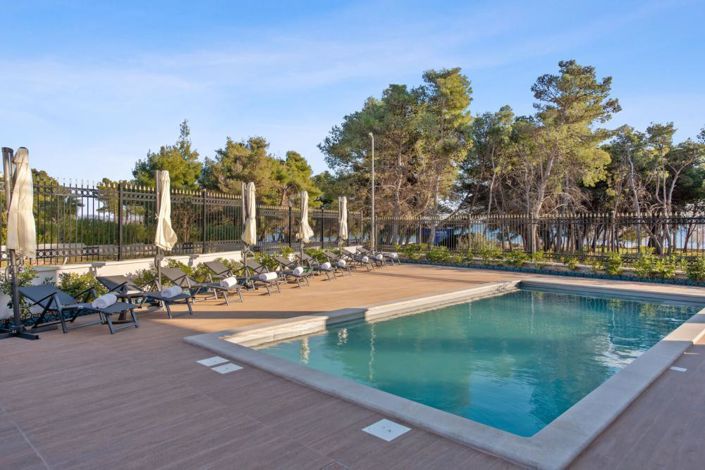 Image No.1-5 Bed Property for sale