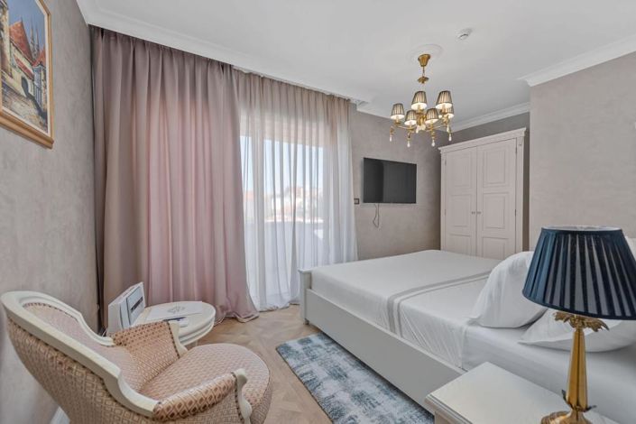 Image No.10-5 Bed Property for sale