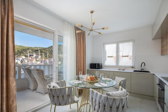 Image No.12-13 Bed Property for sale