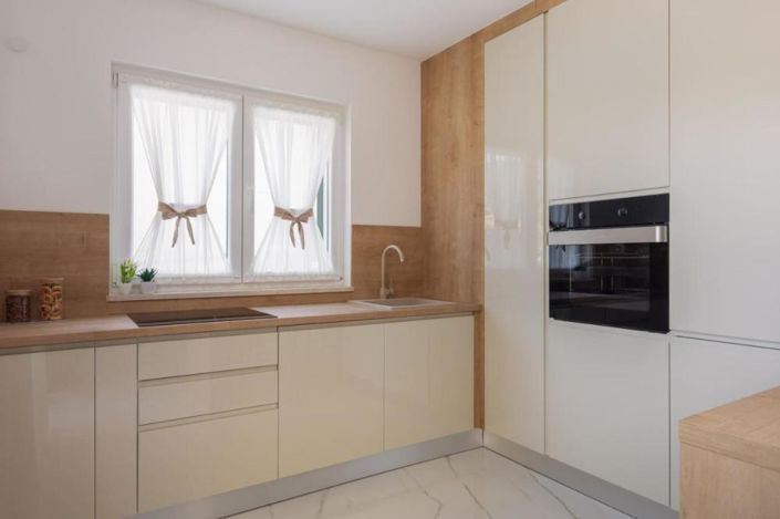 Image No.16-13 Bed Property for sale