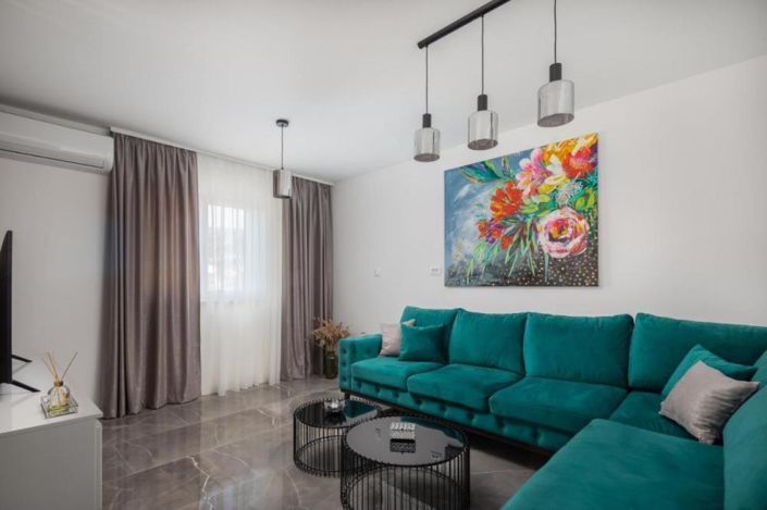 Image No.17-13 Bed Property for sale