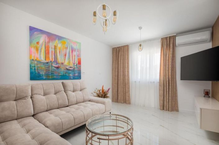 Image No.19-13 Bed Property for sale