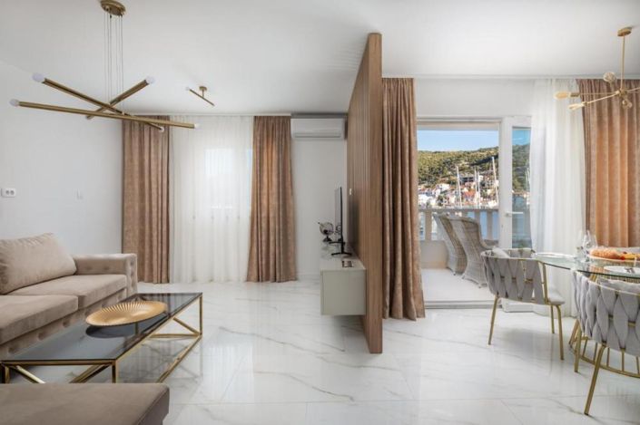 Image No.7-13 Bed Property for sale