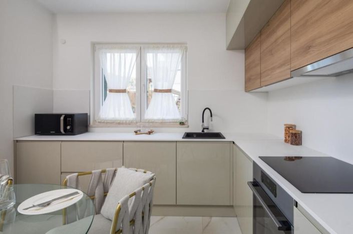 Image No.8-13 Bed Property for sale