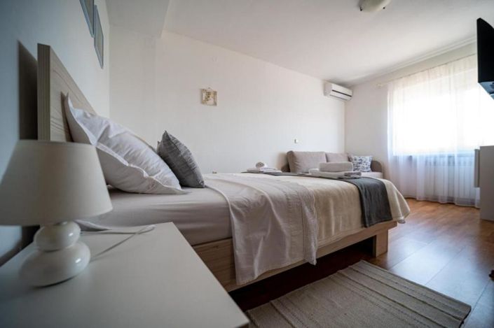 Image No.22-14 Bed Property for sale