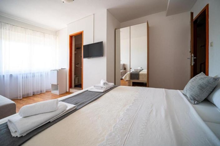 Image No.24-14 Bed Property for sale