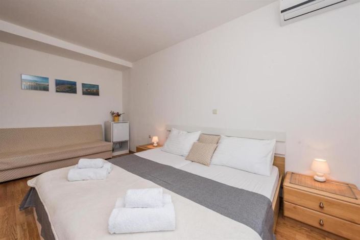 Image No.8-14 Bed Property for sale