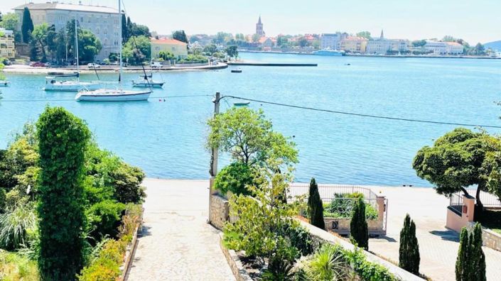 Image No.11-10 Bed Property for sale