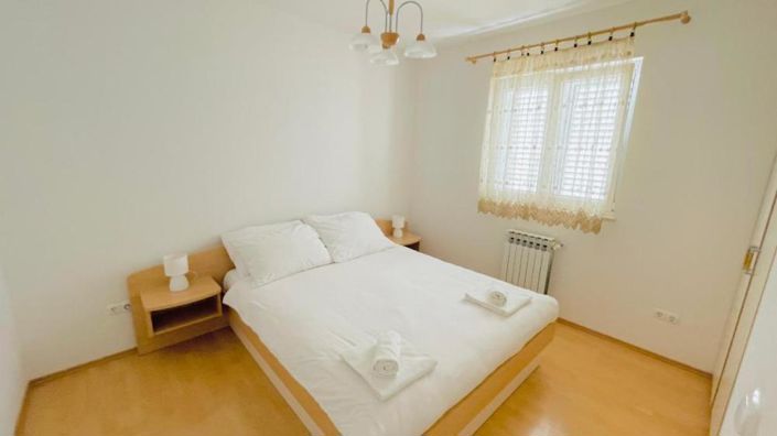 Image No.16-10 Bed Property for sale