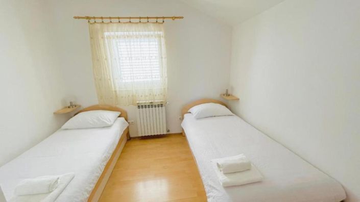 Image No.19-10 Bed Property for sale