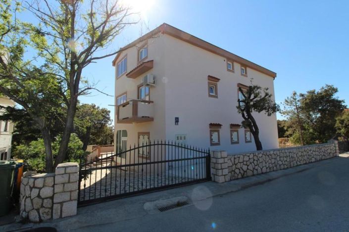 Image No.13-12 Bed Property for sale