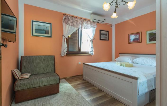 Image No.20-10 Bed Property for sale