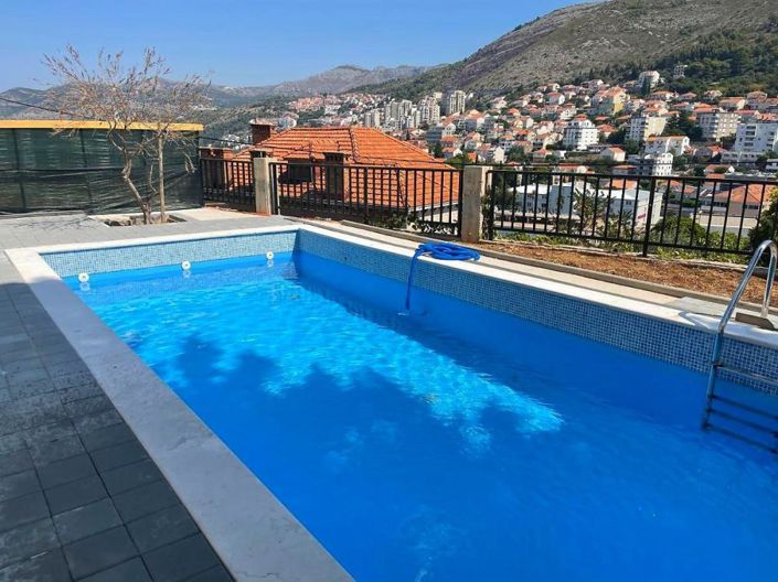 Image No.1-5 Bed Property for sale