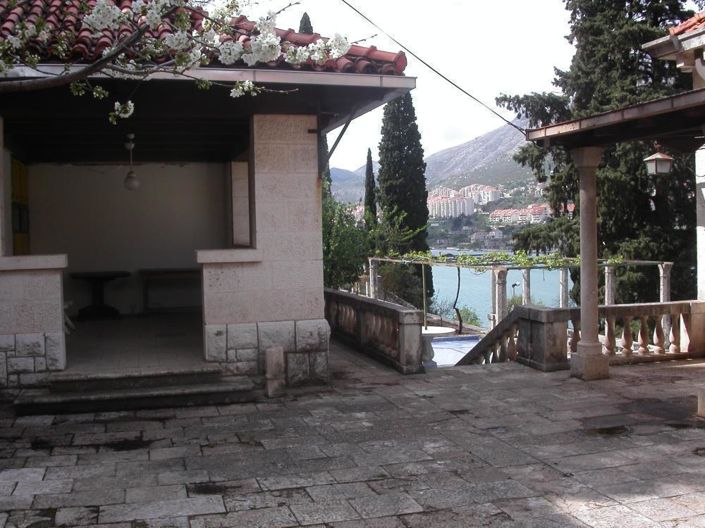 Image No.18-9 Bed Property for sale