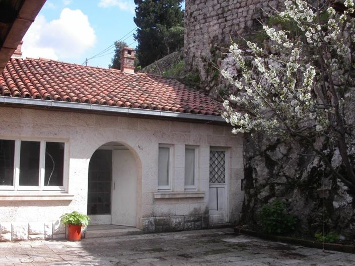 Image No.20-9 Bed Property for sale