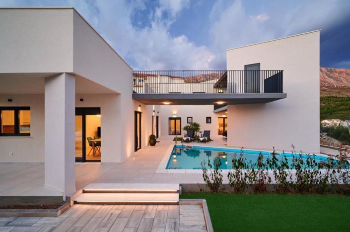 Image No.1-6 Bed Property for sale
