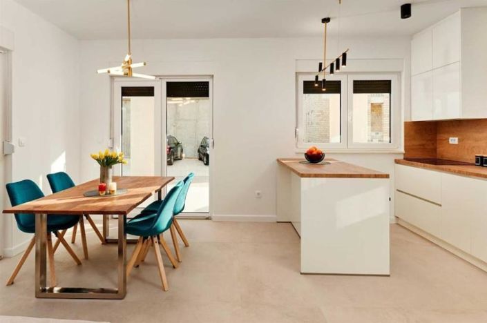 Image No.15-6 Bed Property for sale