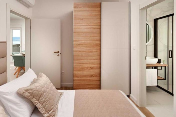 Image No.16-6 Bed Property for sale