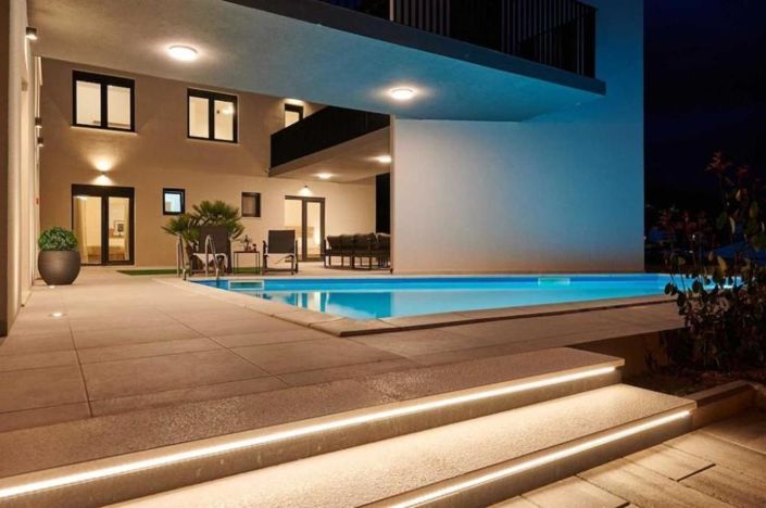 Image No.17-6 Bed Property for sale