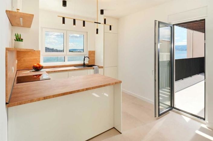 Image No.18-6 Bed Property for sale