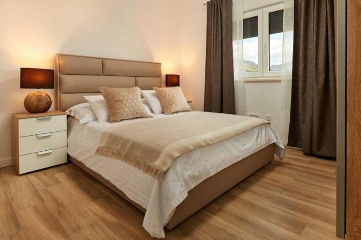 Image No.19-6 Bed Property for sale