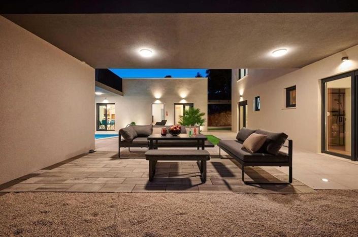 Image No.23-6 Bed Property for sale