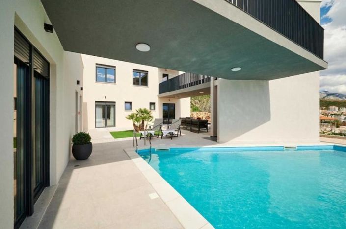 Image No.5-6 Bed Property for sale