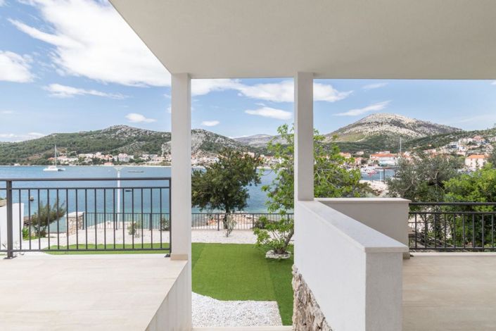 Image No.10-6 Bed Property for sale