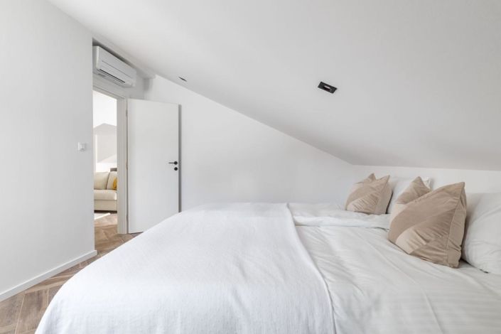 Image No.16-6 Bed Property for sale