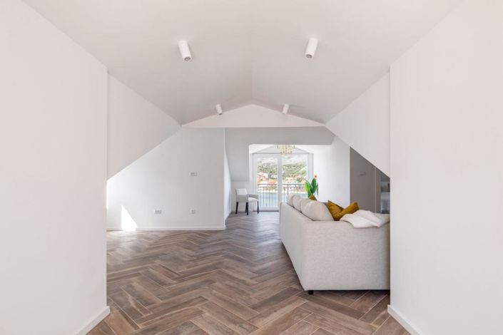 Image No.17-6 Bed Property for sale