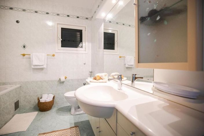 Image No.11-10 Bed Property for sale