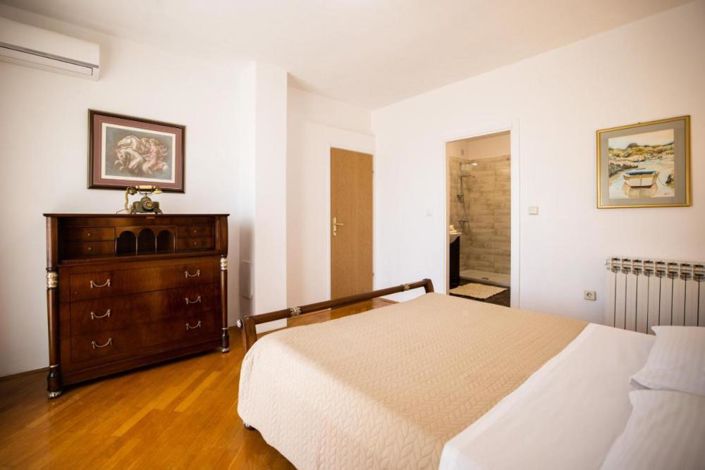 Image No.17-10 Bed Property for sale