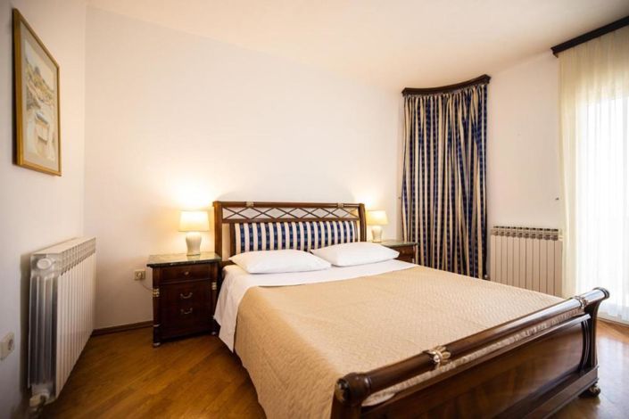 Image No.18-10 Bed Property for sale