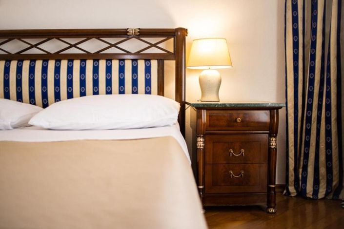 Image No.19-10 Bed Property for sale